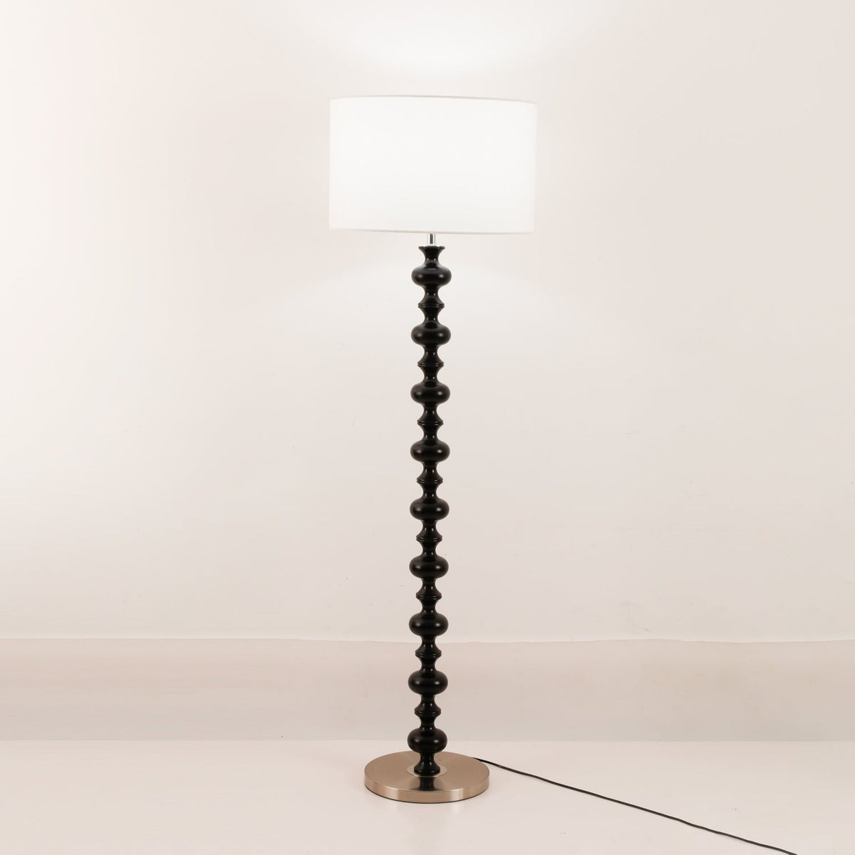 Eloisen Stehleuchte aus Holz und Stoff im minimalistischen Stil