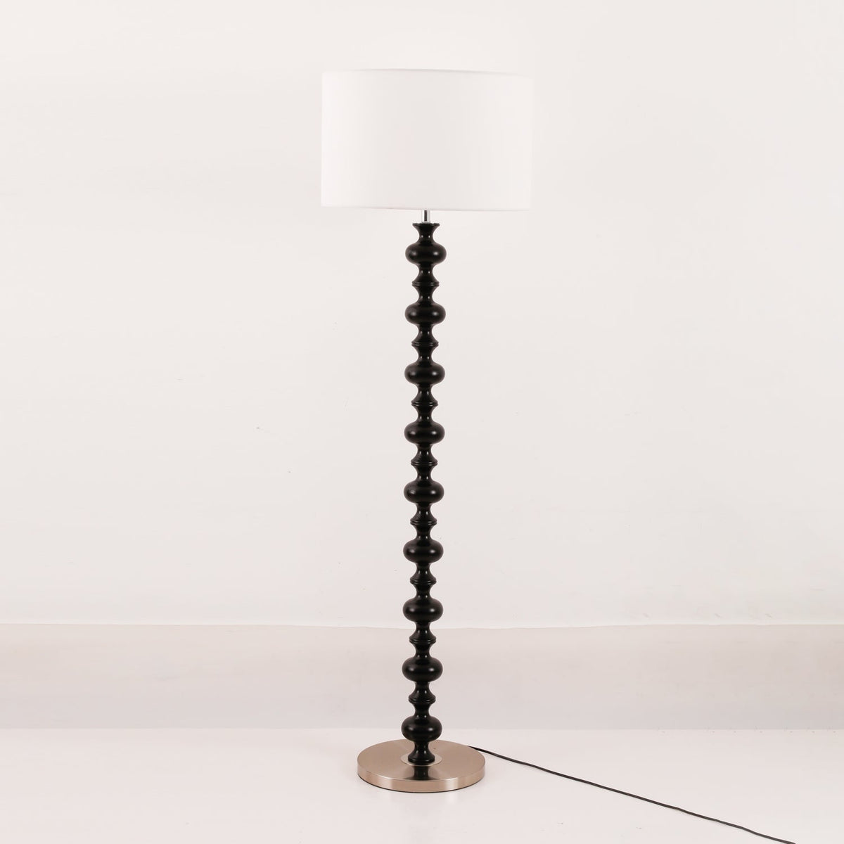 Eloisen Stehleuchte aus Holz und Stoff im minimalistischen Stil