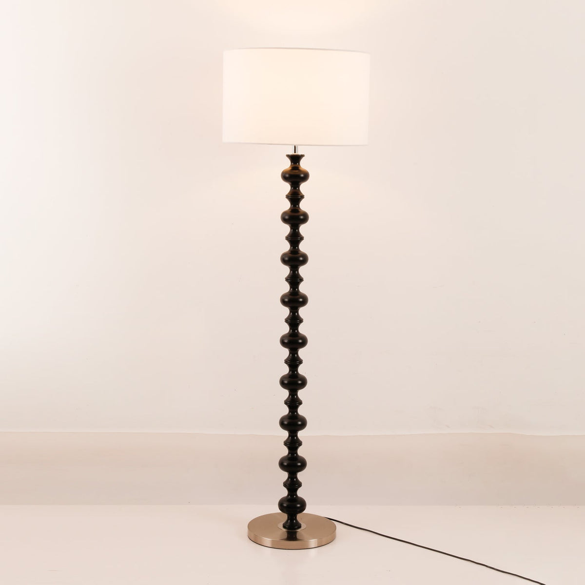 Eloisen Stehleuchte aus Holz und Stoff im minimalistischen Stil