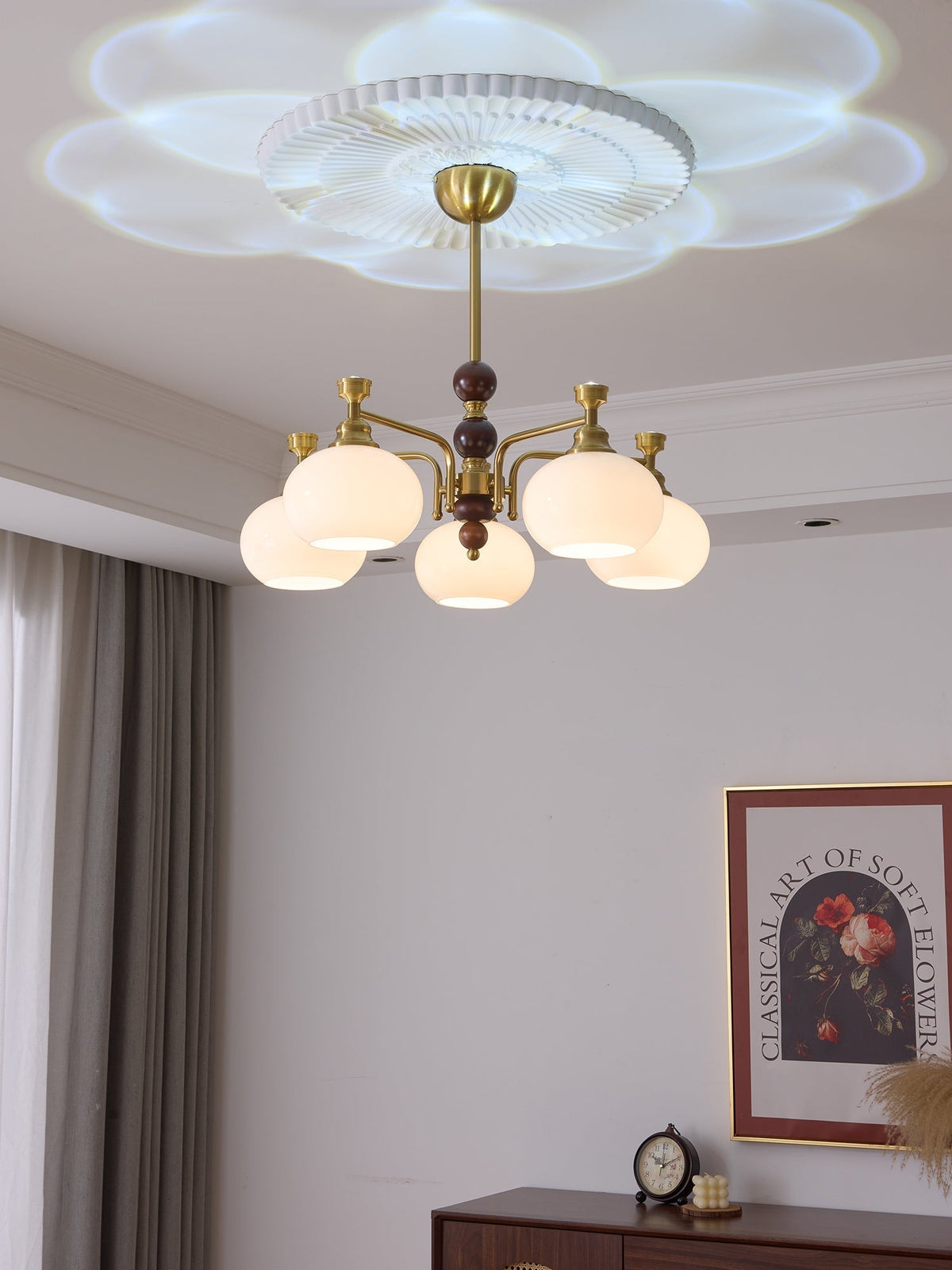 Aursolos Kronleuchter aus Holz und Glas im traditionellen Stil