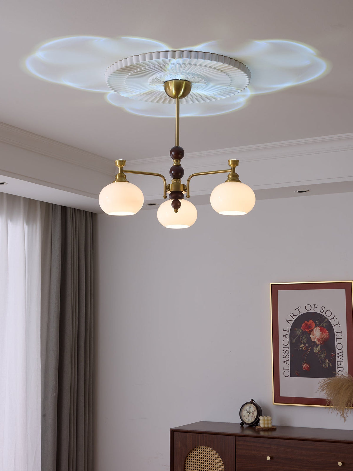 Aursolos Kronleuchter aus Holz und Glas im traditionellen Stil