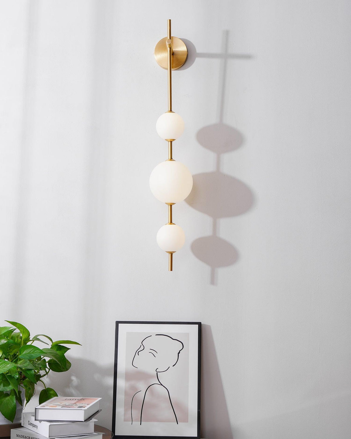 Ilraeia vertikale Kugel-Wandleuchte mit Stecker