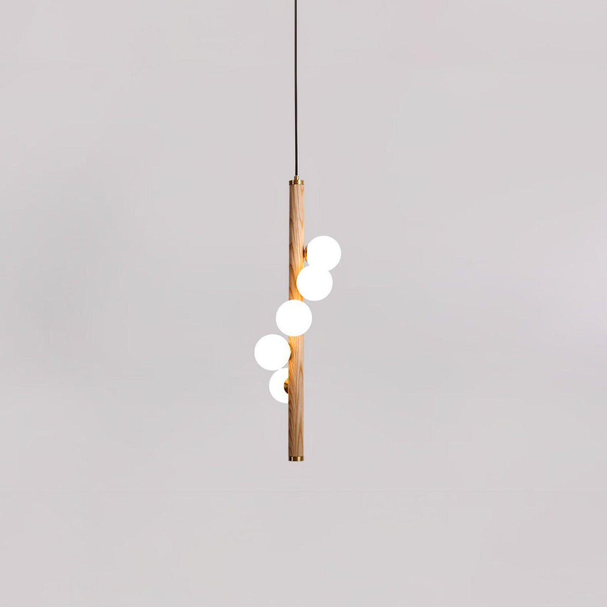 Rinenena Pendelleuchte aus Holz mit Glaskugeln linear