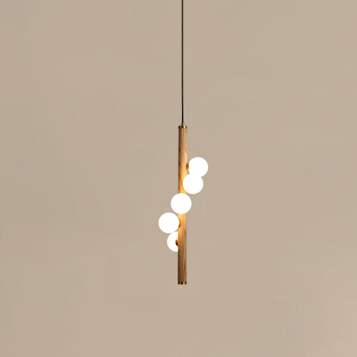 Rinenena Pendelleuchte aus Holz mit Glaskugeln linear