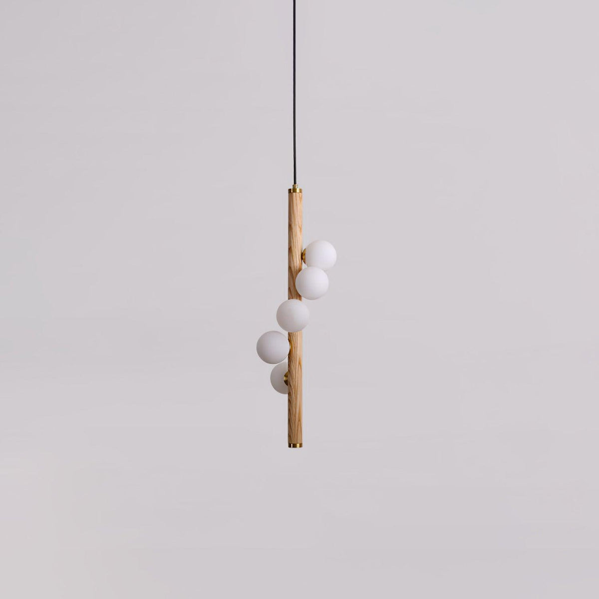 Rinenena Pendelleuchte aus Holz mit Glaskugeln linear