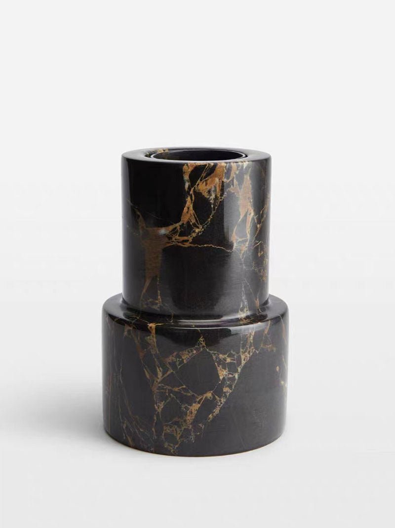 Gravion Vasen aus Marmor