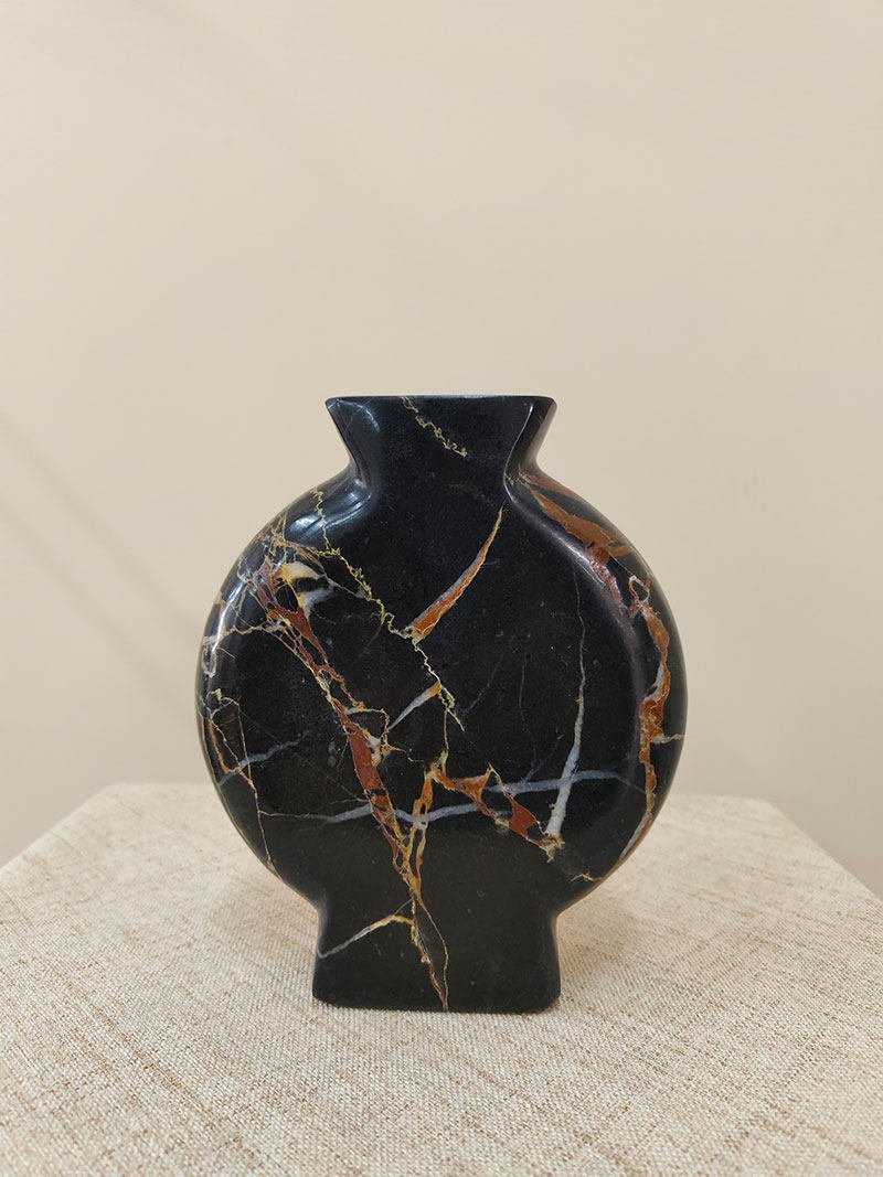 Gravion Vasen aus Marmor