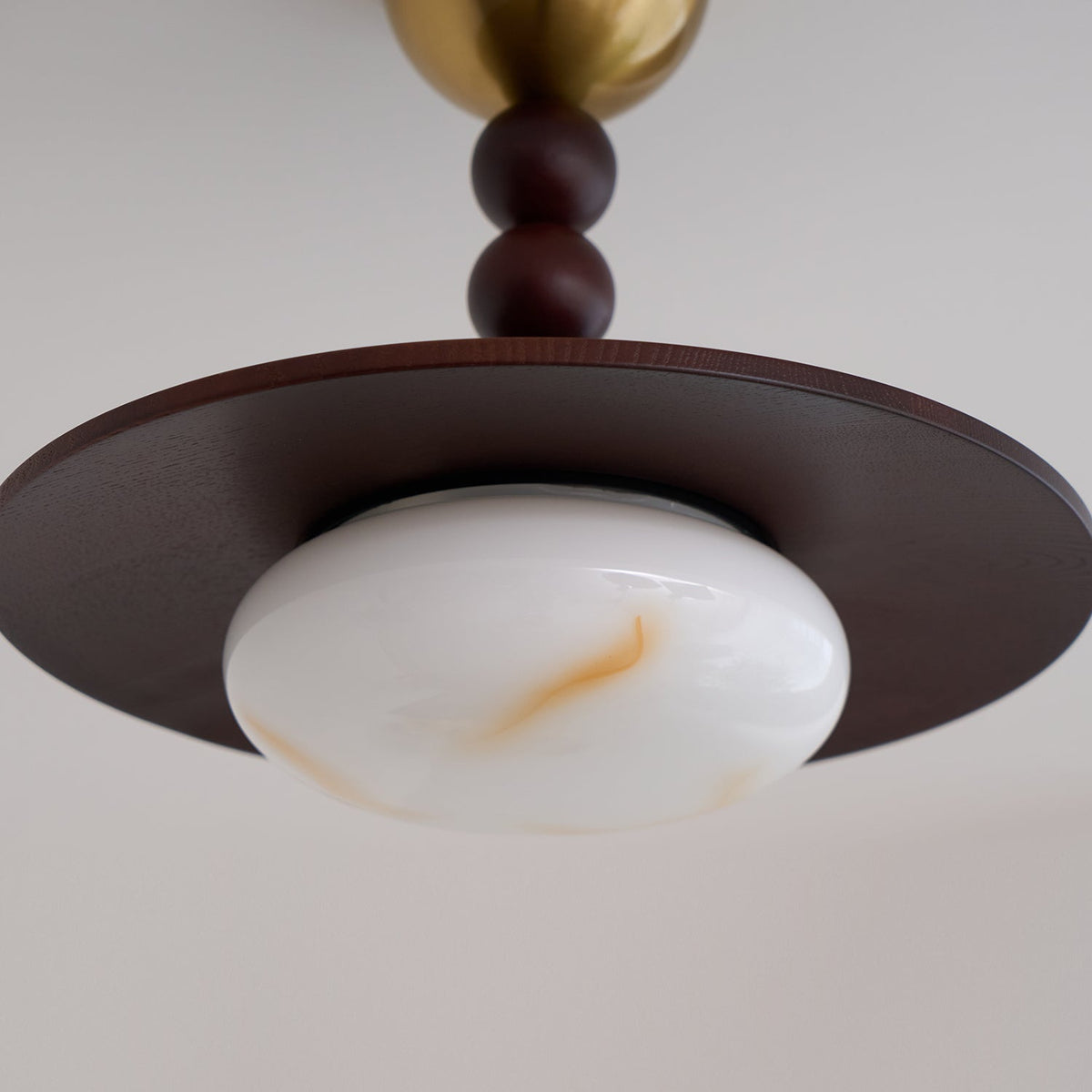 Yeste Deckenleuchte in Nussbaumfarbe & weißem Alabaster-Imitat