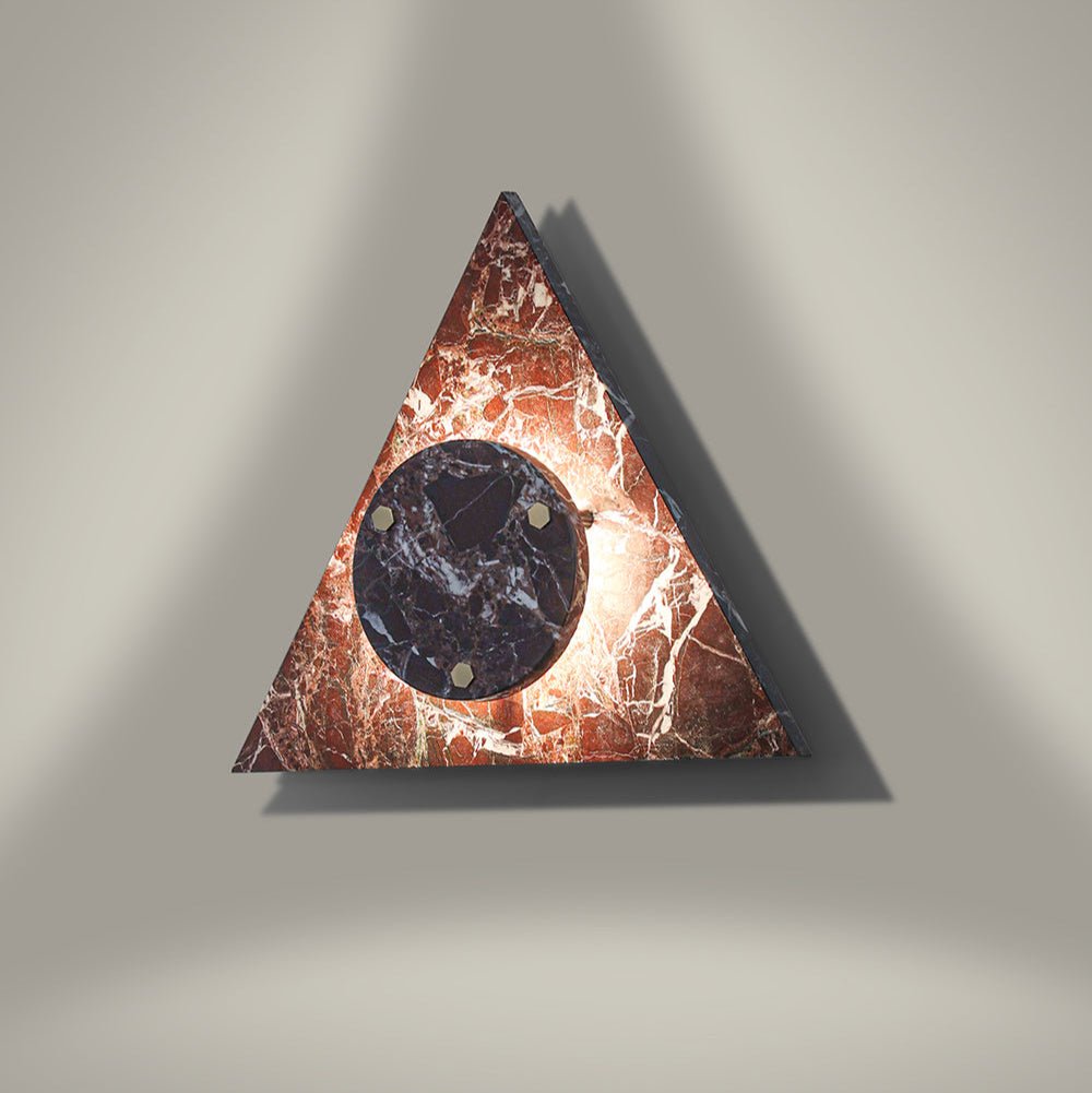 Pyramid Wandleuchte aus rustikalem Marmor