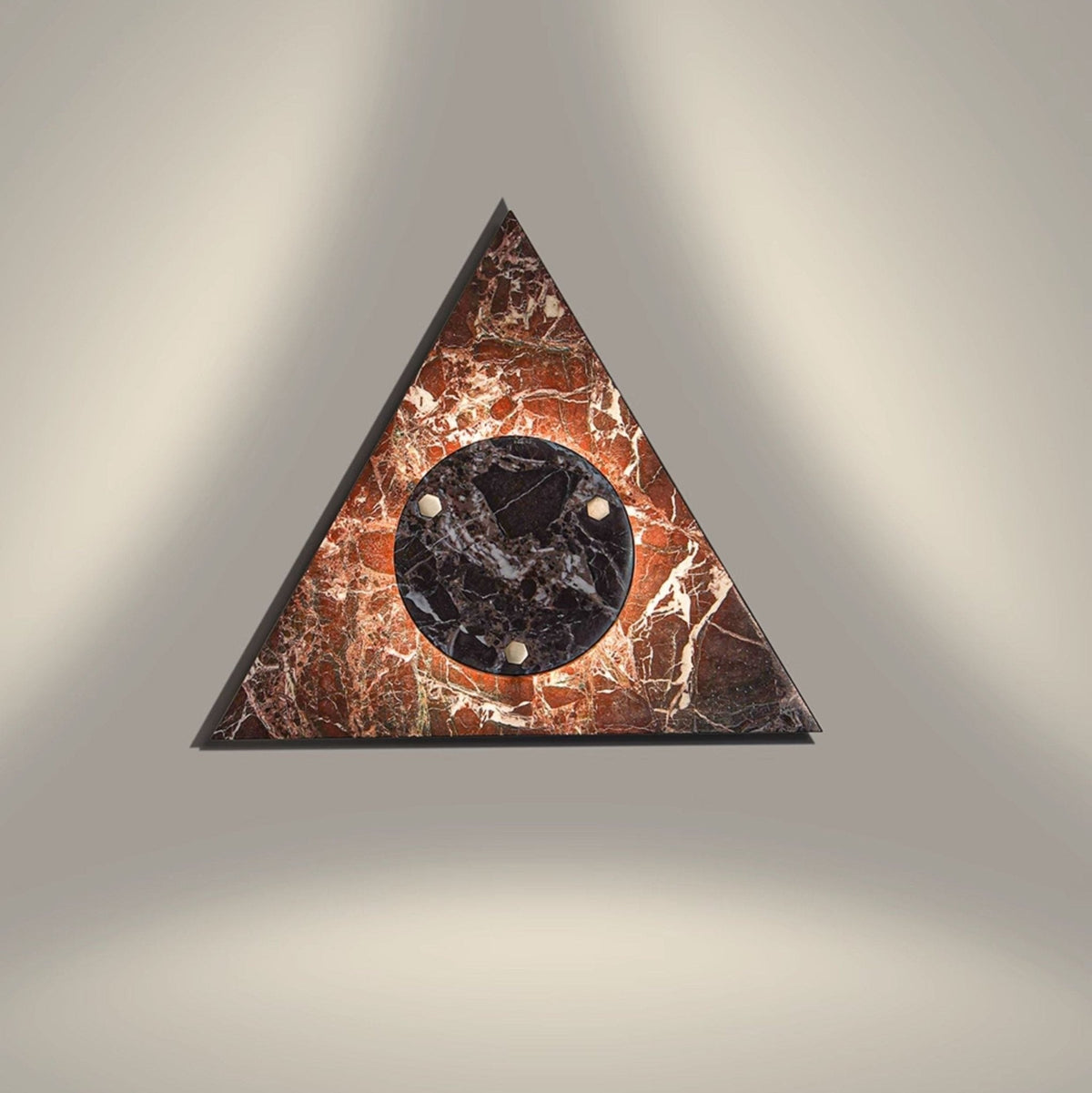 Pyramid Wandleuchte aus rustikalem Marmor