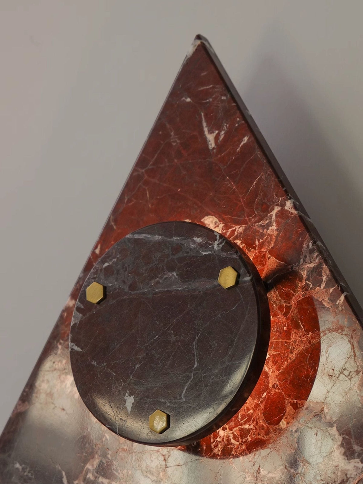 Pyramid Wandleuchte aus rustikalem Marmor