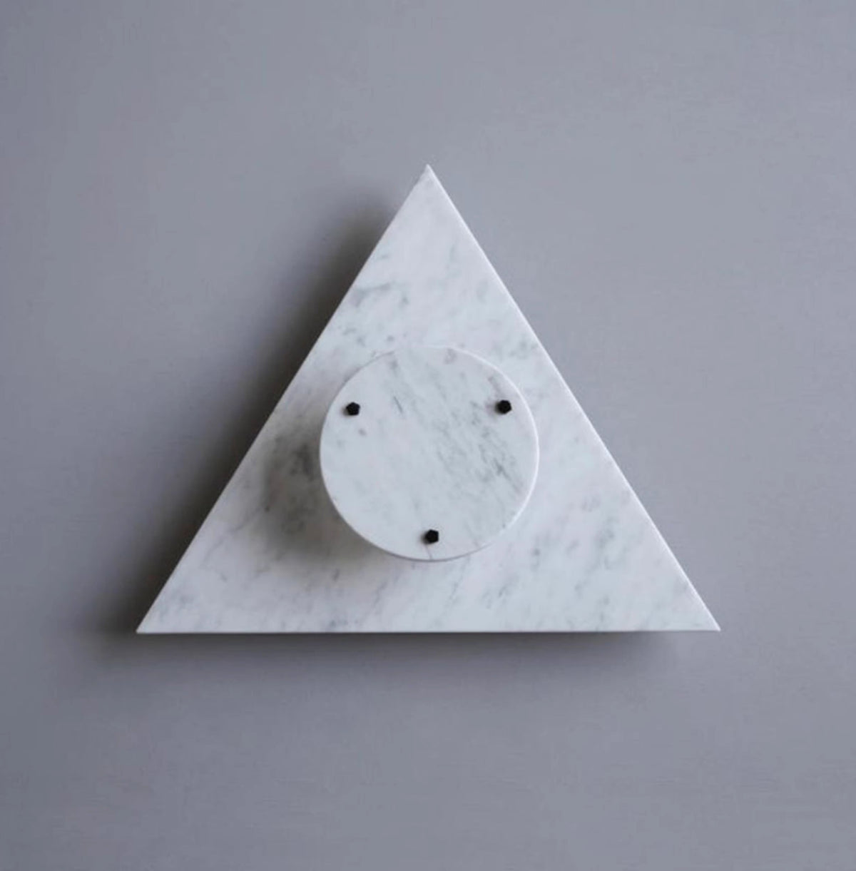 Pyramid Wandleuchte aus rustikalem Marmor