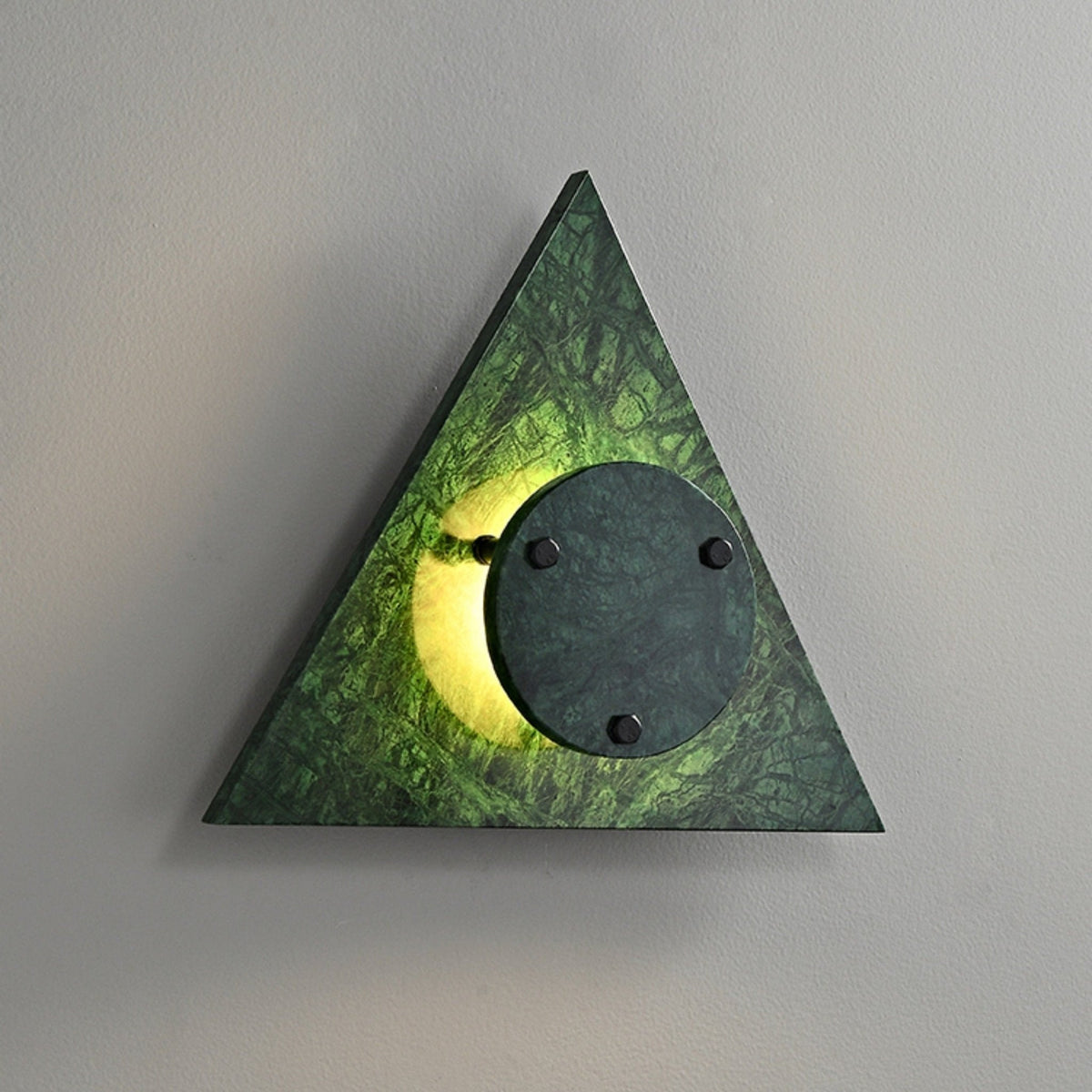Pyramid Wandleuchte aus rustikalem Marmor