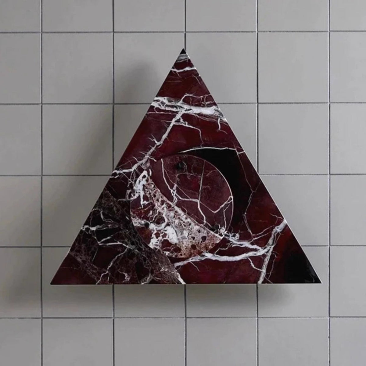 Pyramid Wandleuchte aus rustikalem Marmor