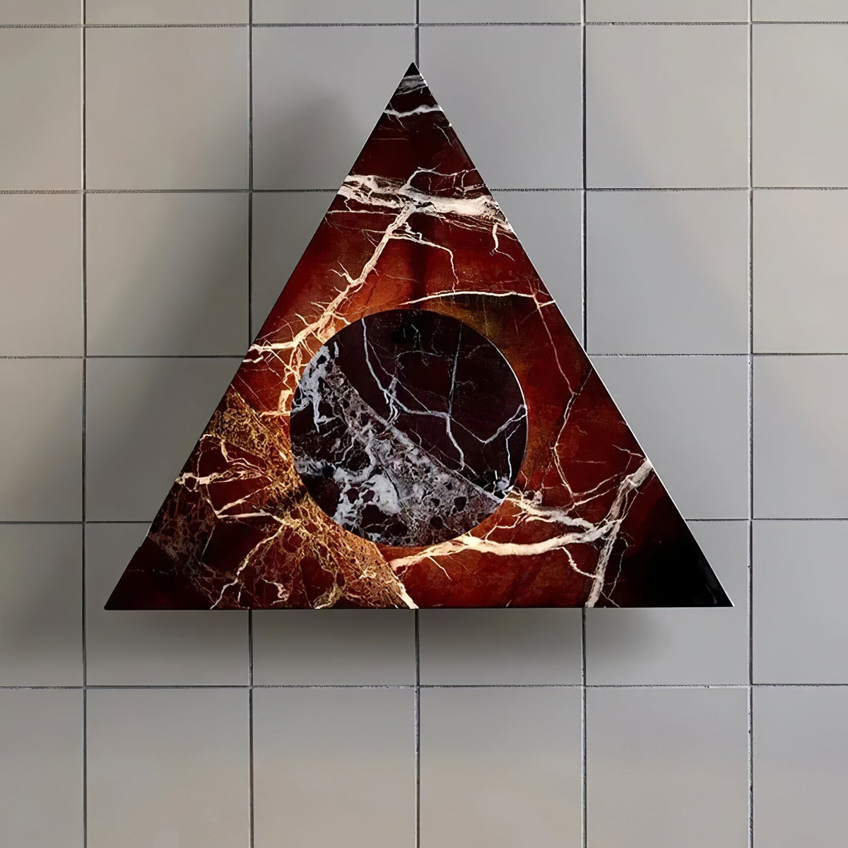 Pyramid Wandleuchte aus rustikalem Marmor