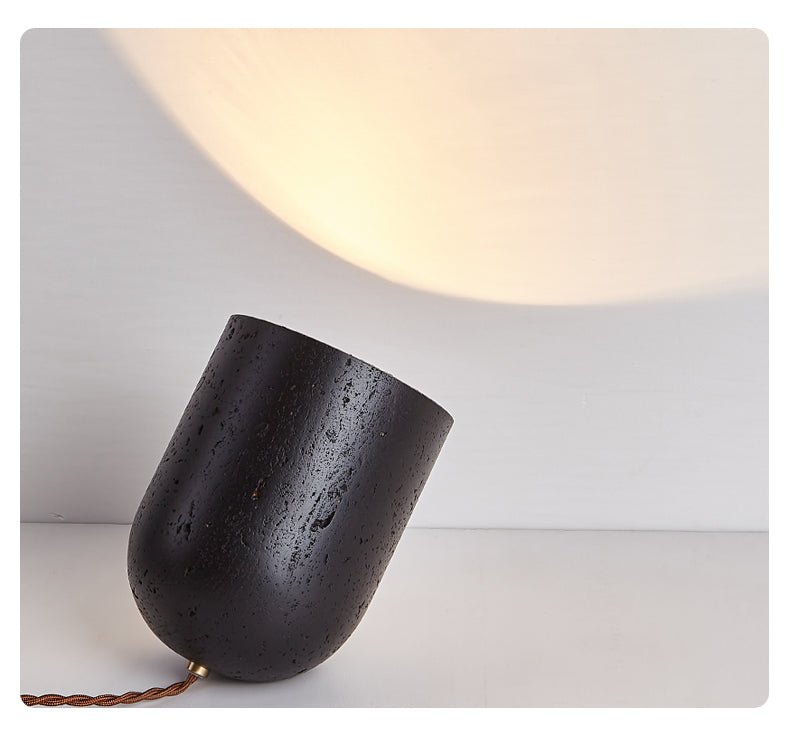 Lumi Minimalistische Tischleuchte aus schwarzem Travertin
