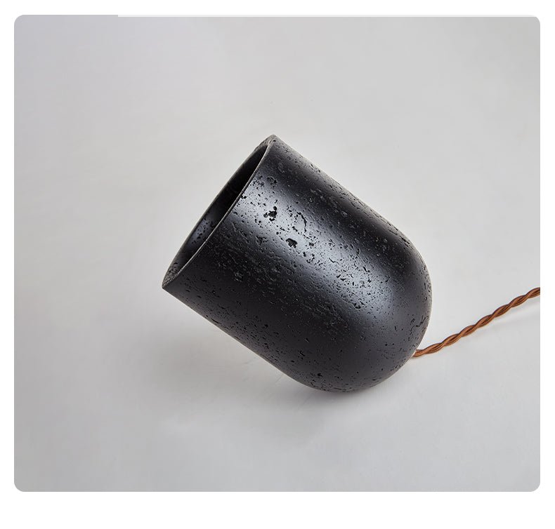 Lumi Minimalistische Tischleuchte aus schwarzem Travertin