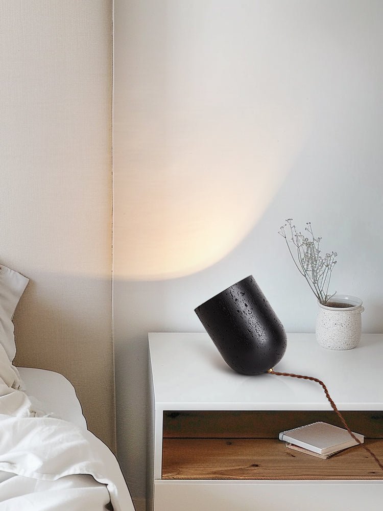 Lumi Minimalistische Tischleuchte aus schwarzem Travertin