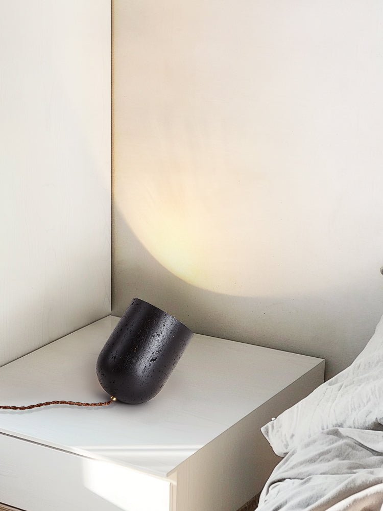 Lumi Minimalistische Tischleuchte aus schwarzem Travertin