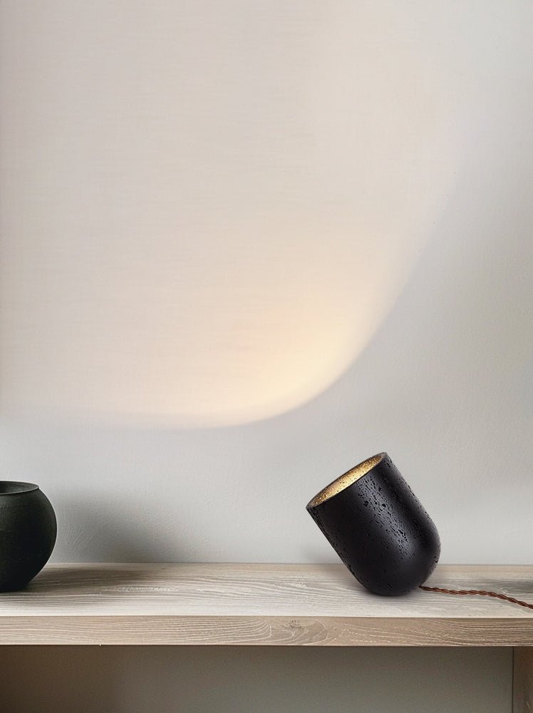 Lumi Minimalistische Tischleuchte aus schwarzem Travertin
