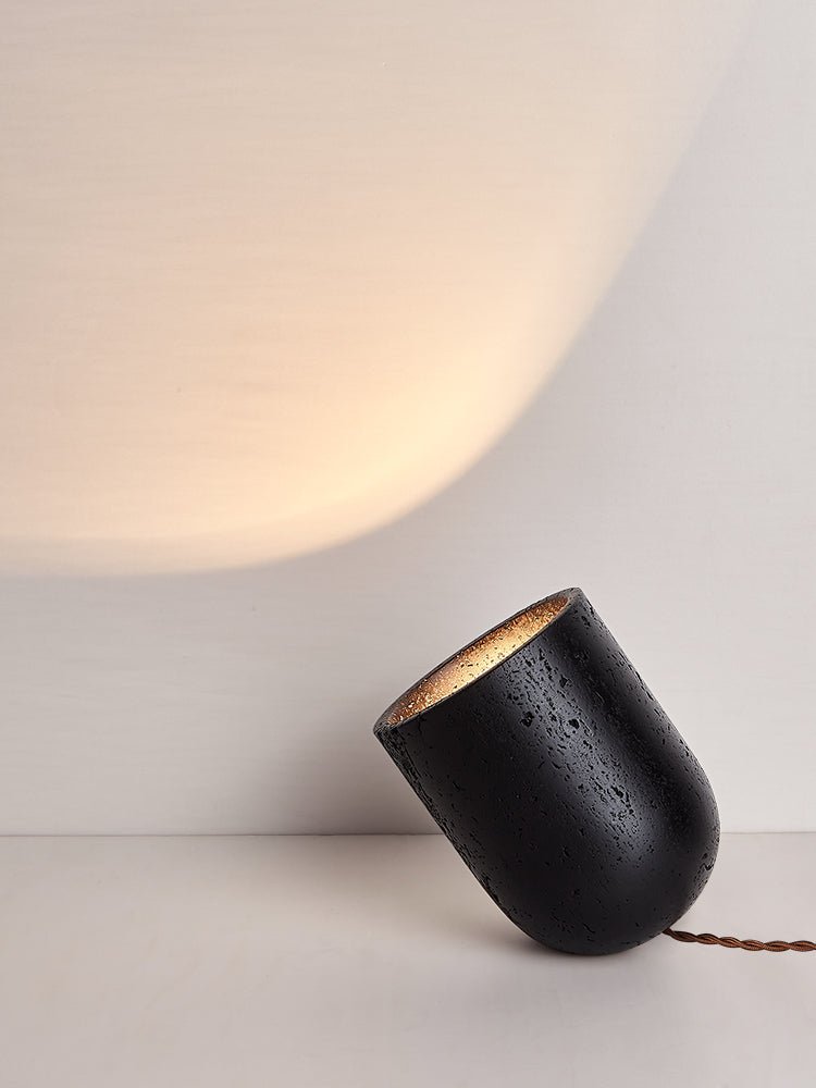 Lumi Minimalistische Tischleuchte aus schwarzem Travertin