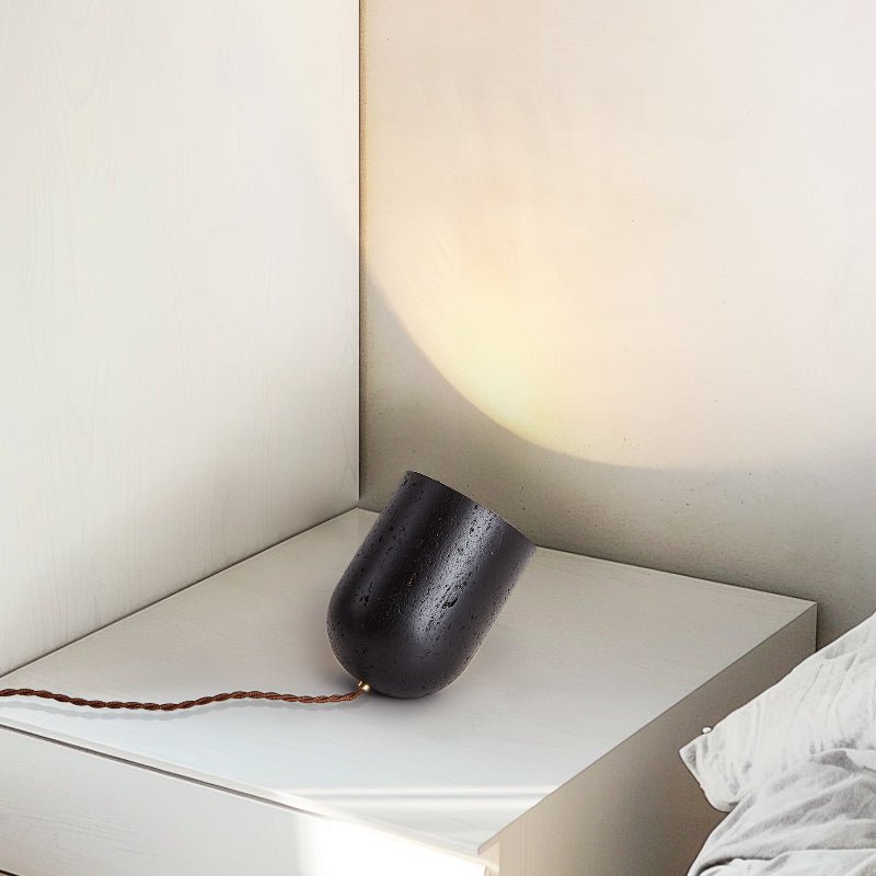 Lumi Minimalistische Tischleuchte aus schwarzem Travertin