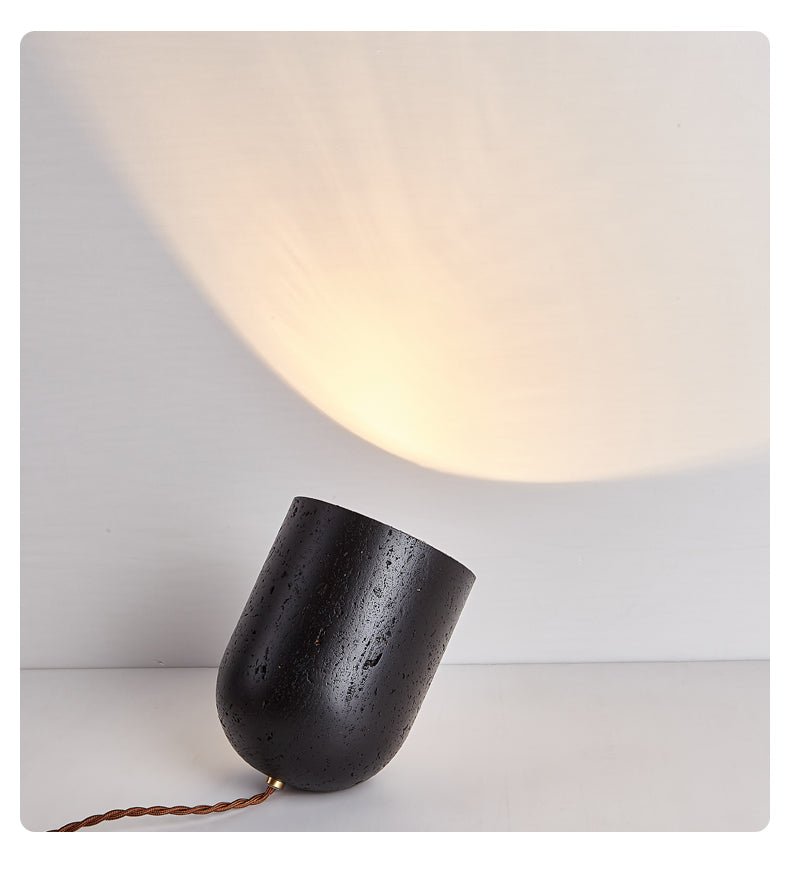 Lumi Minimalistische Tischleuchte aus schwarzem Travertin