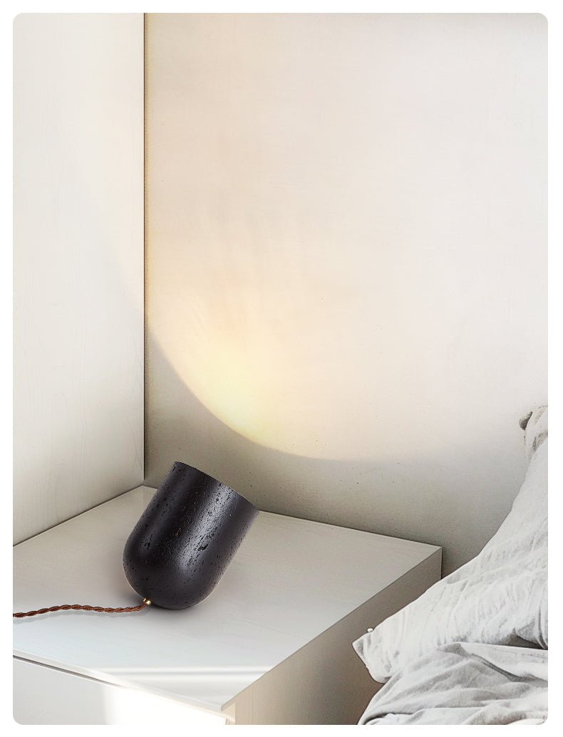 Lumi Minimalistische Tischleuchte aus schwarzem Travertin
