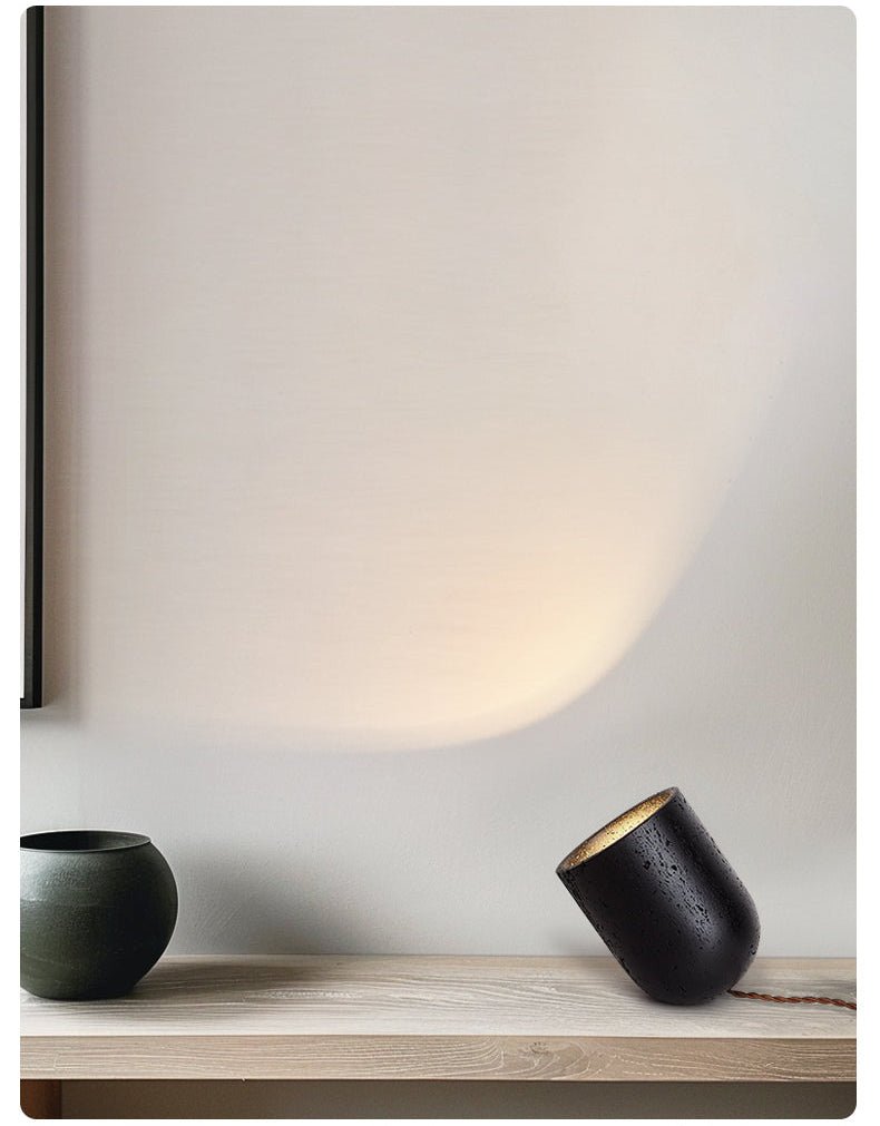 Lumi Minimalistische Tischleuchte aus schwarzem Travertin