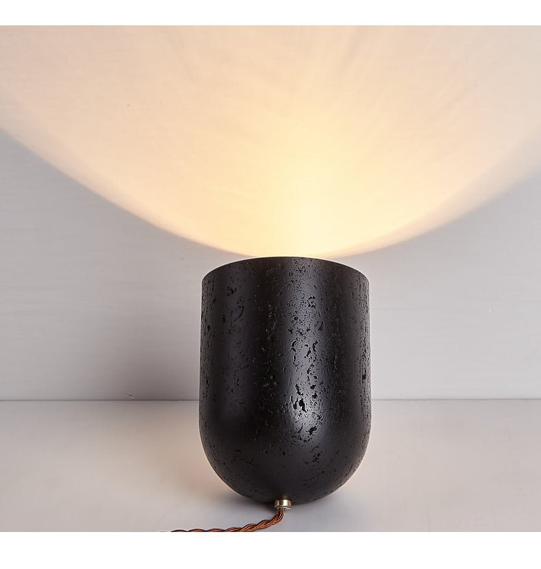 Lumi Minimalistische Tischleuchte aus schwarzem Travertin