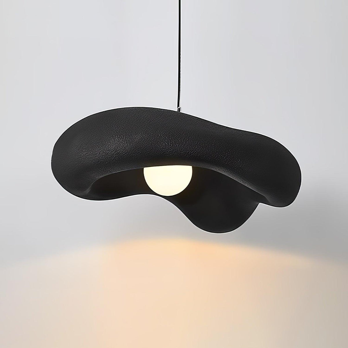 Pendelleuchte aus Kunstharz in organischer Form für moderne Innenräume natürlich