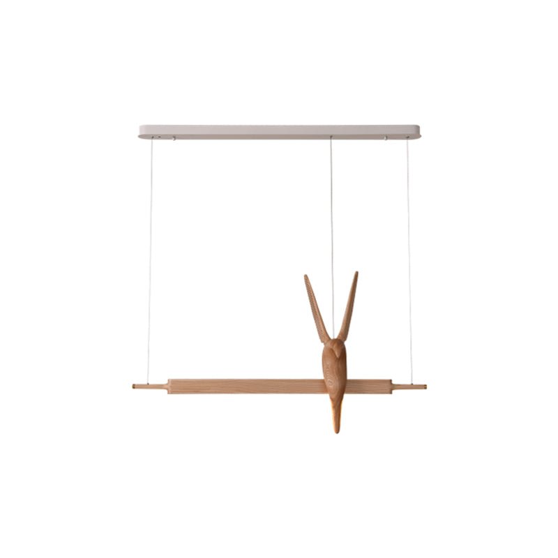Varinisra Pendelleuchte aus Holz mit skulpturalem Design
