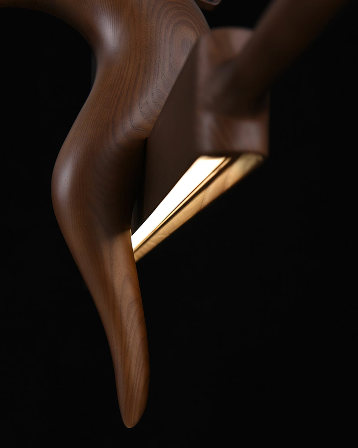 Varinisra Pendelleuchte aus Holz mit skulpturalem Design