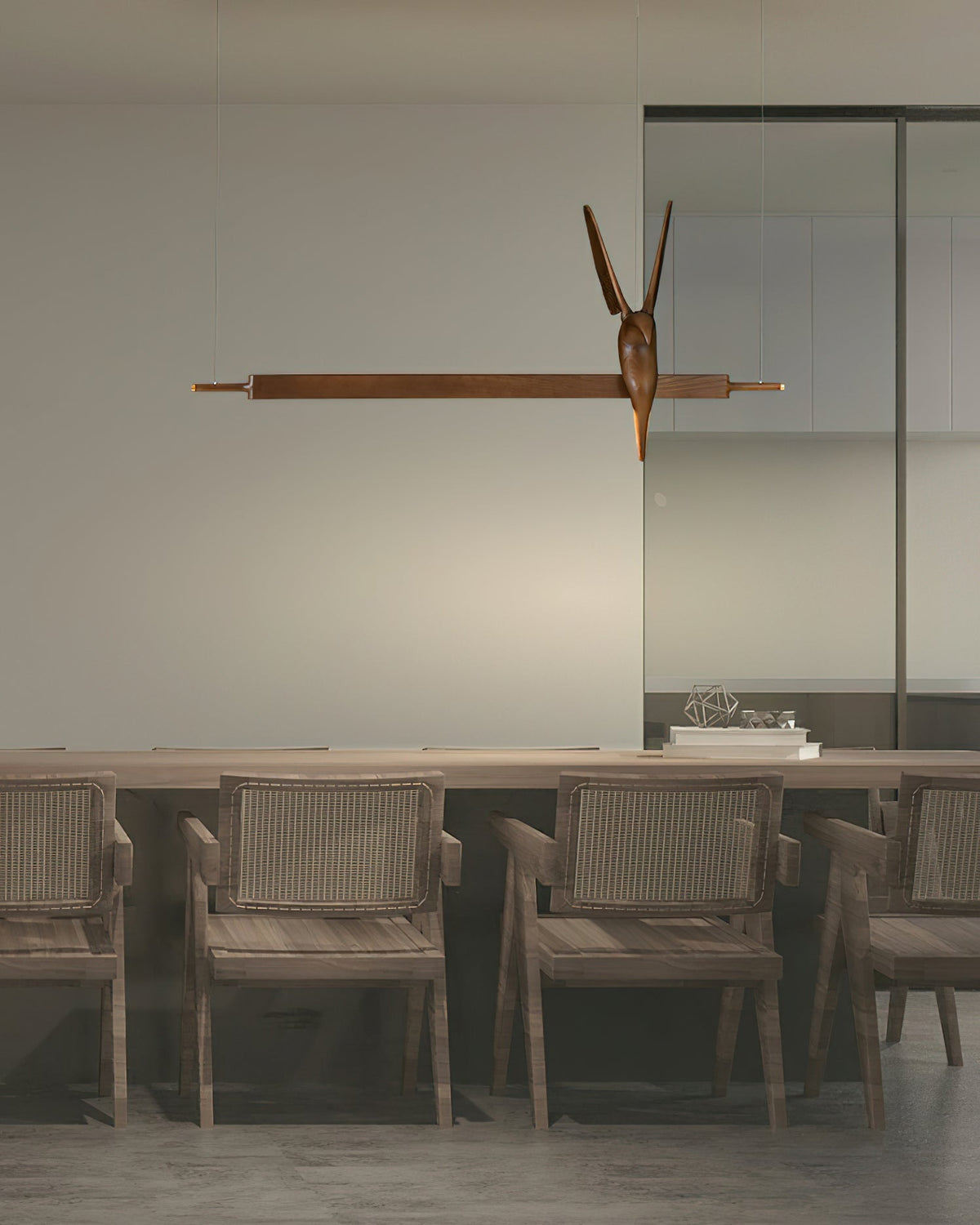 Varinisra Pendelleuchte aus Holz mit skulpturalem Design