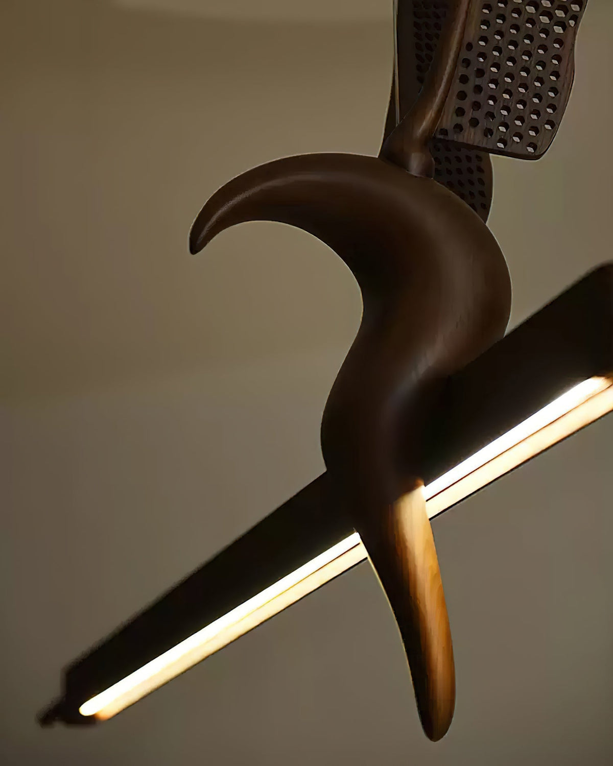 Varinisra Pendelleuchte aus Holz mit skulpturalem Design
