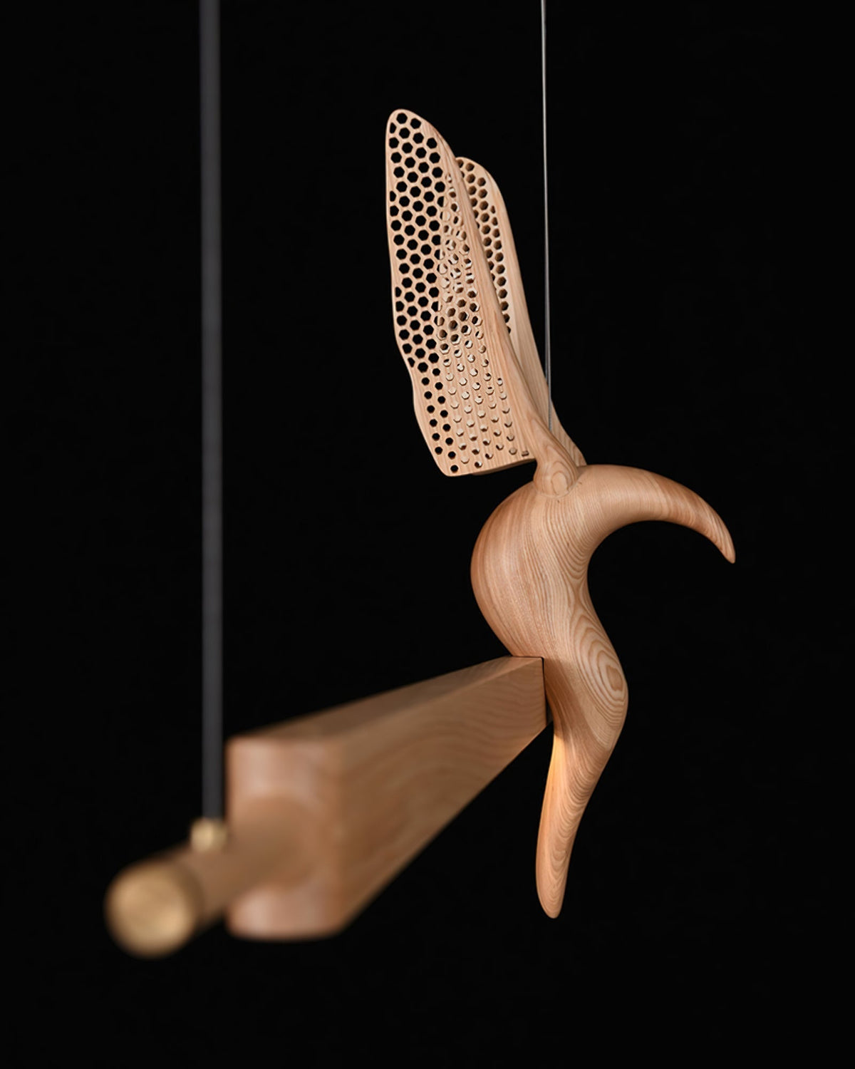Varinisra Pendelleuchte aus Holz mit skulpturalem Design