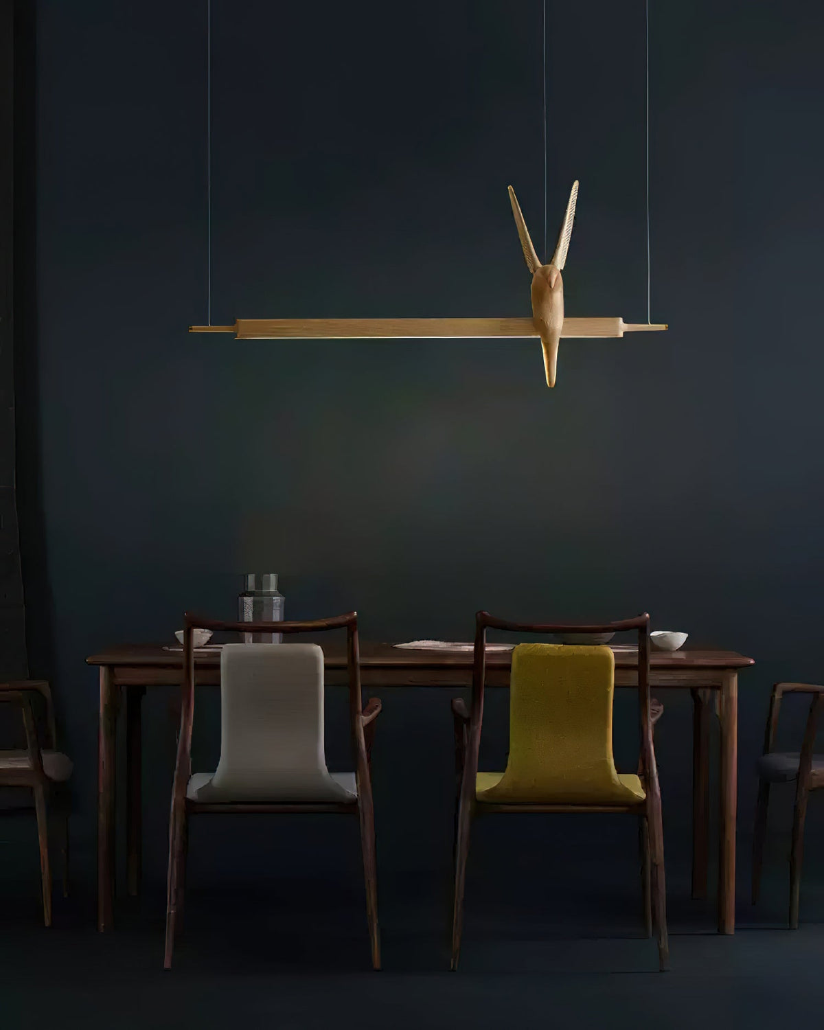 Varinisra Pendelleuchte aus Holz mit skulpturalem Design