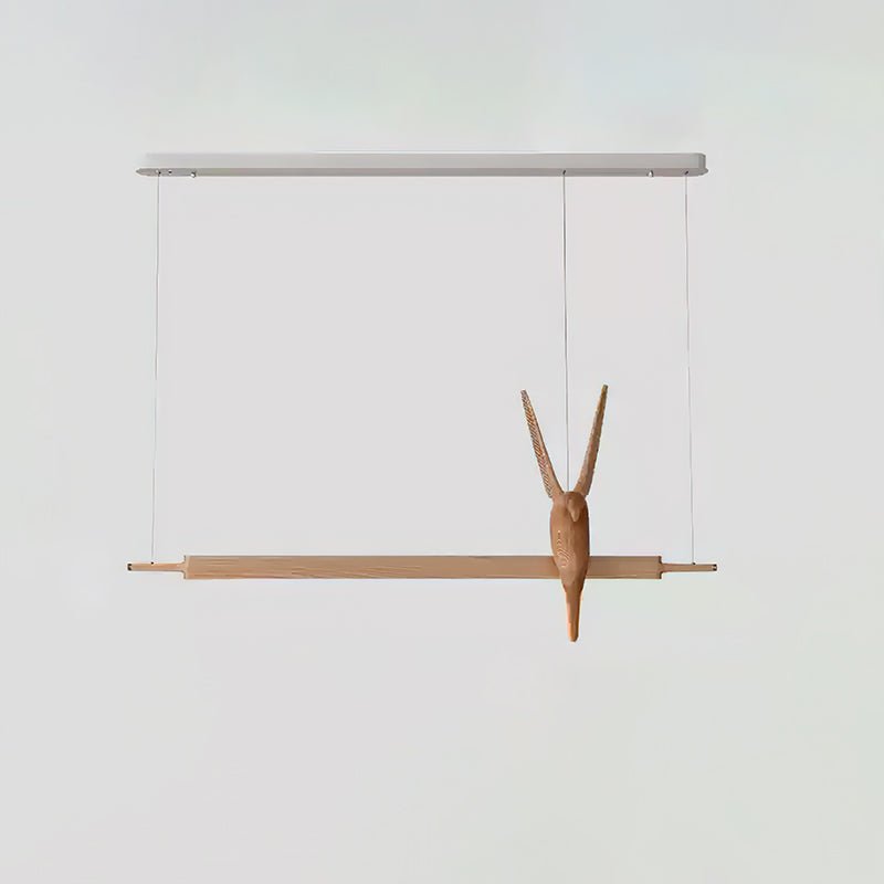 Varinisra Pendelleuchte aus Holz mit skulpturalem Design