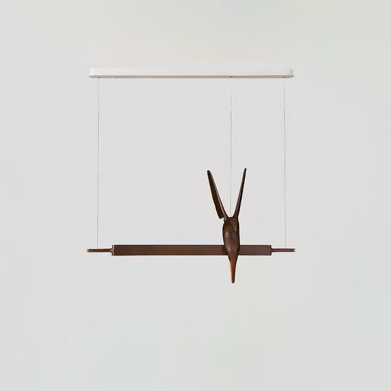 Varinisra Pendelleuchte aus Holz mit skulpturalem Design