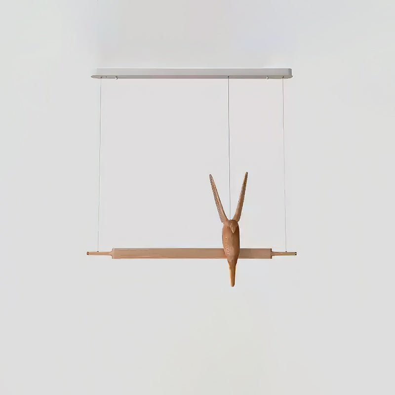 Varinisra Pendelleuchte aus Holz mit skulpturalem Design