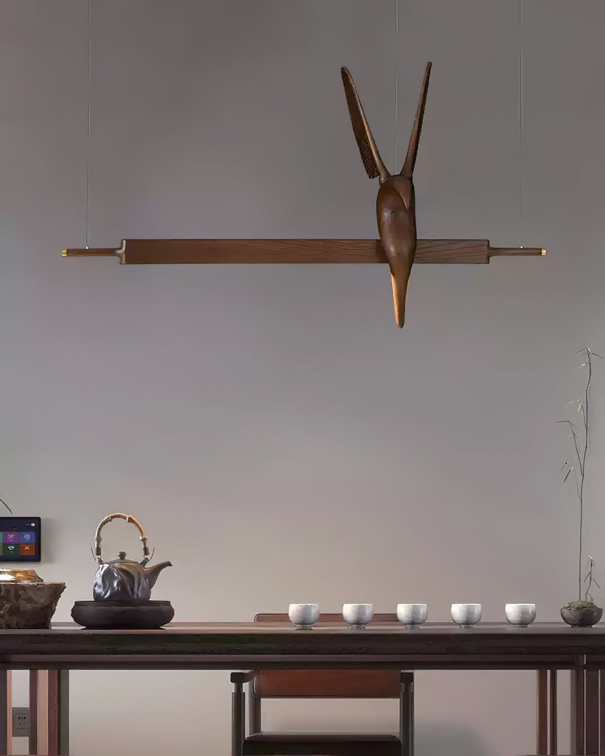 Varinisra Pendelleuchte aus Holz mit skulpturalem Design