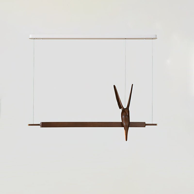 Varinisra Pendelleuchte aus Holz mit skulpturalem Design