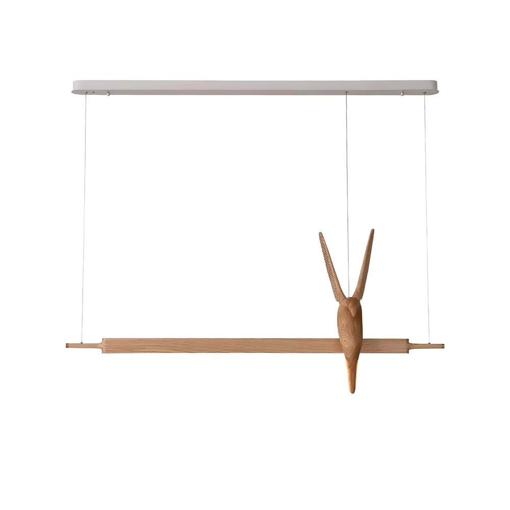 Varinisra Pendelleuchte aus Holz mit skulpturalem Design