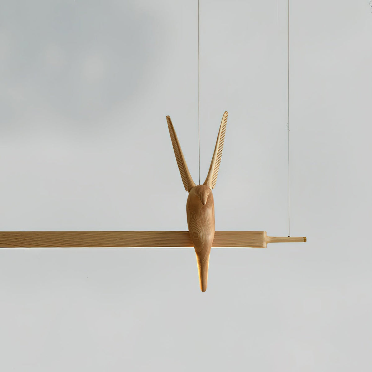 Varinisra Pendelleuchte aus Holz mit skulpturalem Design