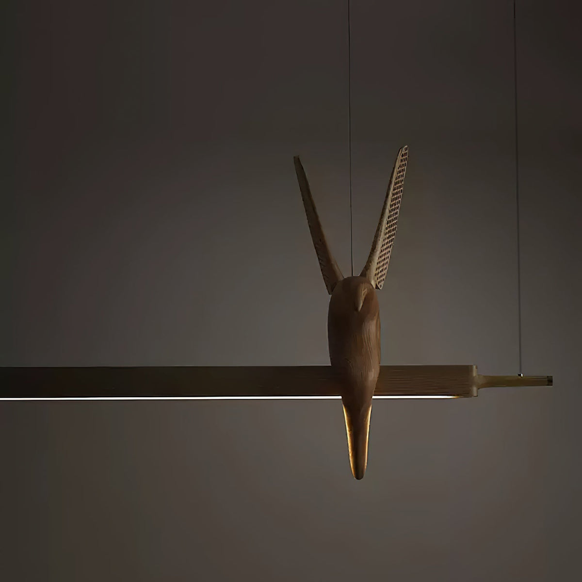 Varinisra Pendelleuchte aus Holz mit skulpturalem Design
