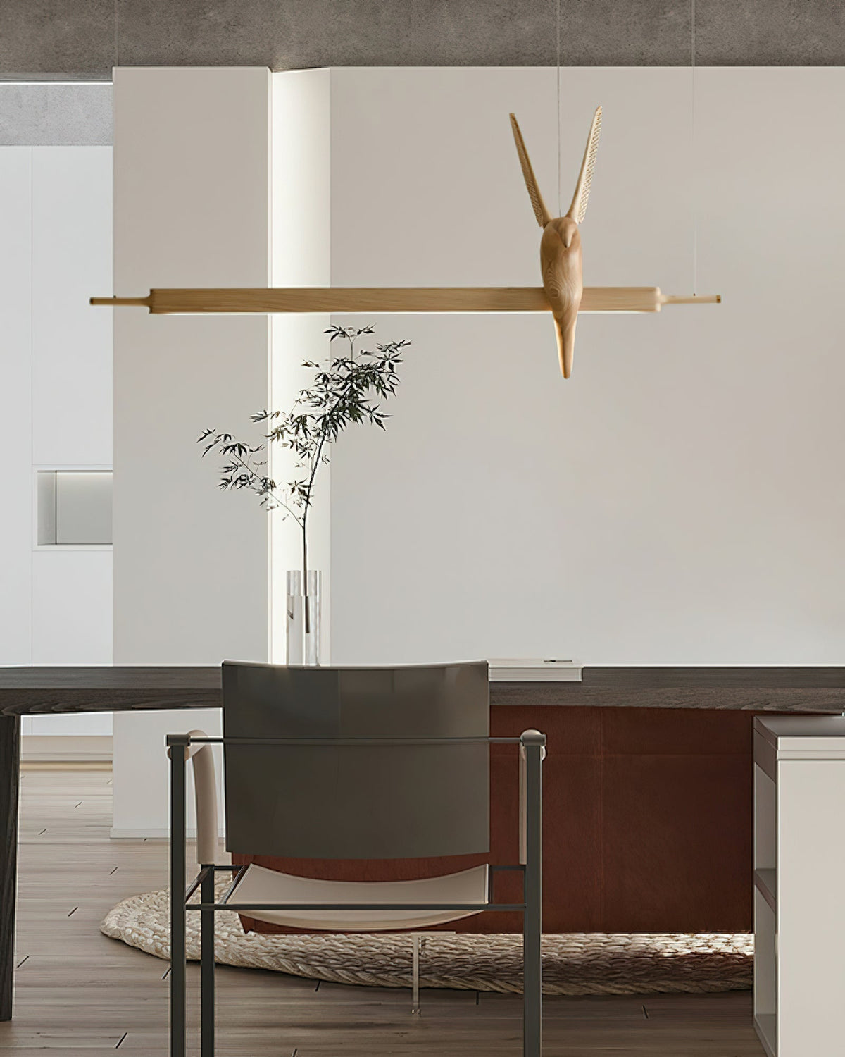 Varinisra Pendelleuchte aus Holz mit skulpturalem Design