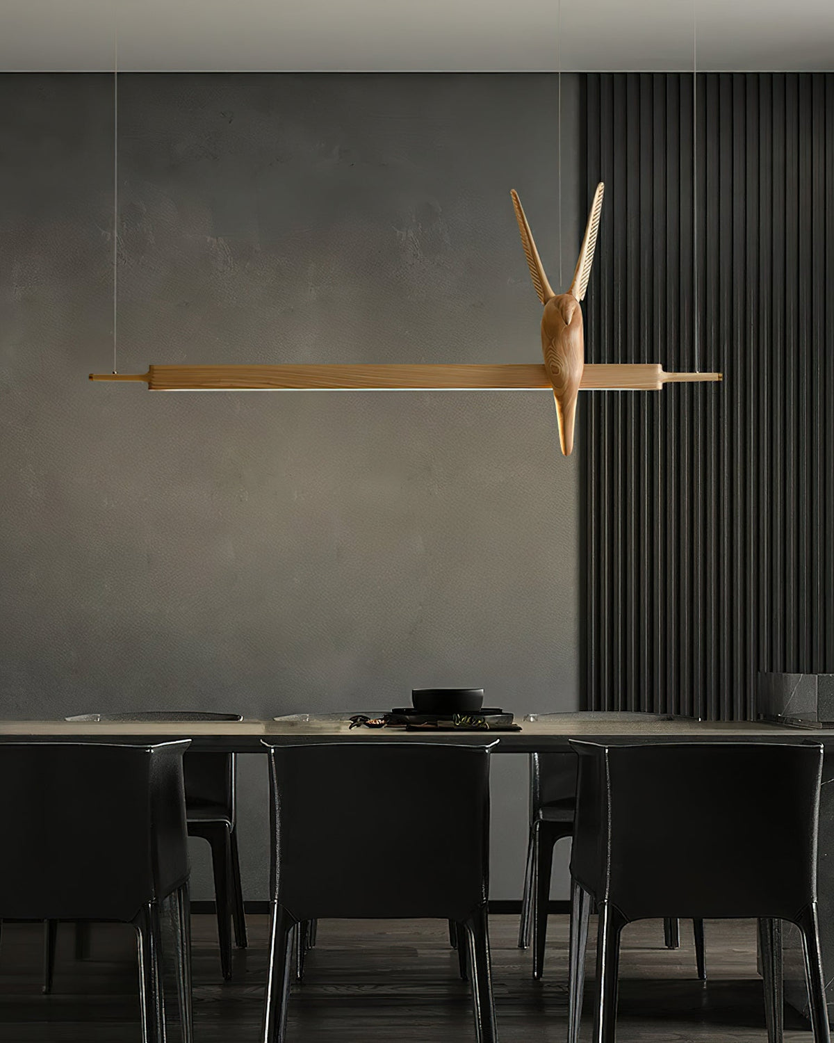Varinisra Pendelleuchte aus Holz mit skulpturalem Design