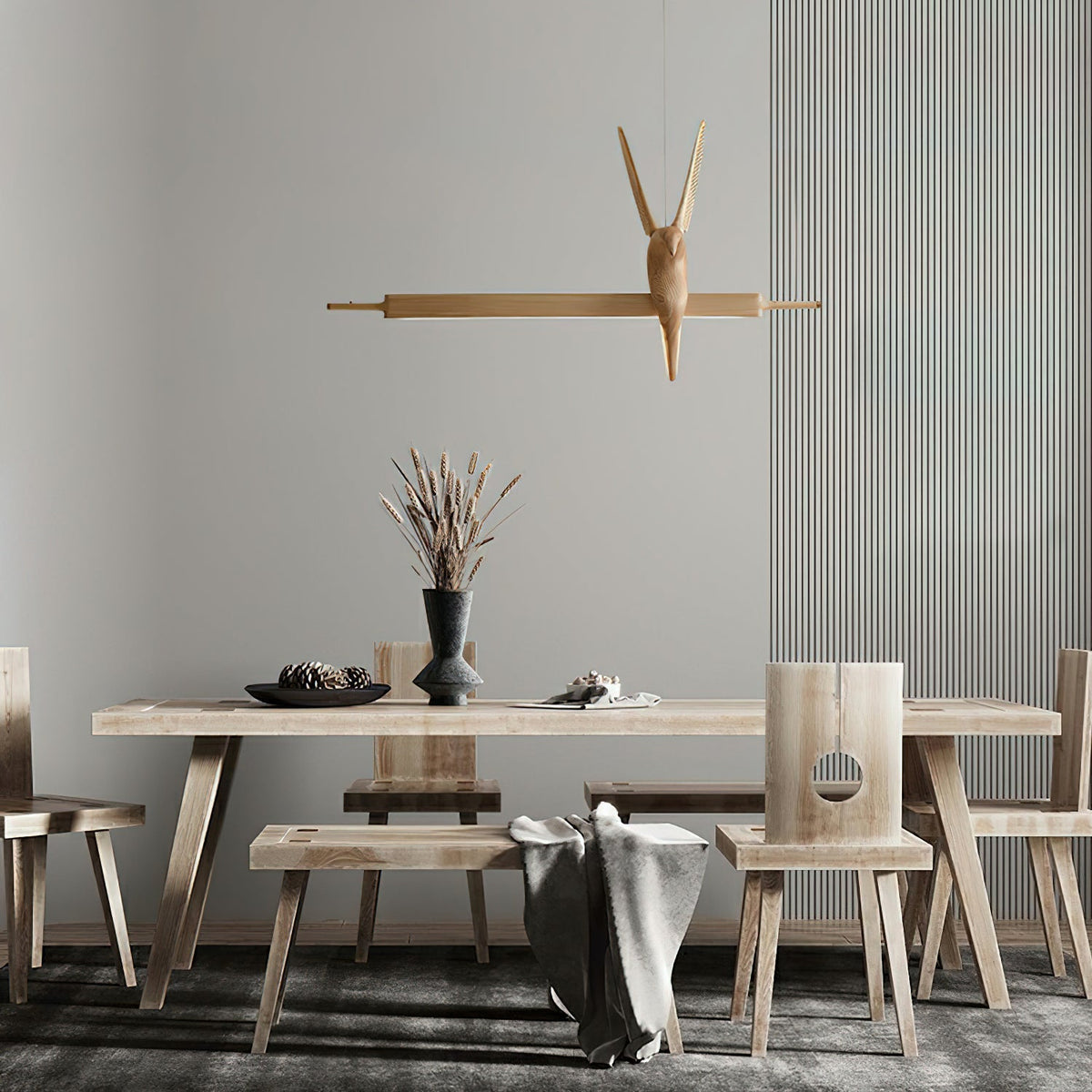Varinisra Pendelleuchte aus Holz mit skulpturalem Design