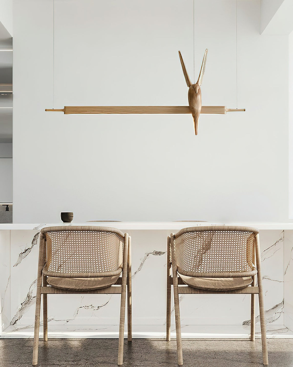 Varinisra Pendelleuchte aus Holz mit skulpturalem Design