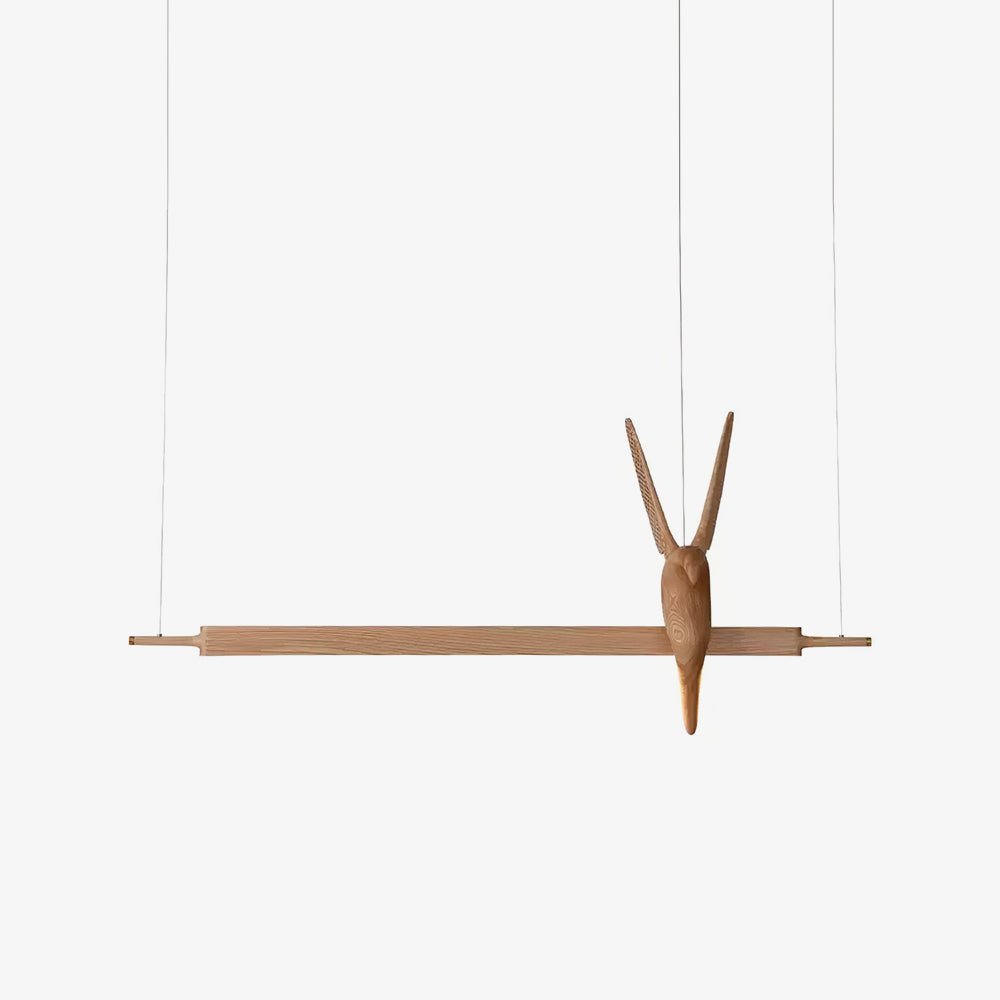 Varinisra Pendelleuchte aus Holz mit skulpturalem Design
